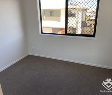 3 BEDROOM TOWNHOUSE - Double Garage, Air Cons, Pets Welcome - Photo 6