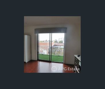 Stylish 1-Bedroom Apartment with Balcony in Prime Footscray Location - Photo 5