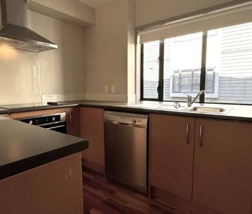 Lovely north facing 3 bedroom apartment - Photo 4