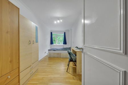 3 bedroom flat to rent - Photo 4