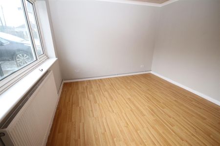 2 bedroom Maisonette to let - Photo 5