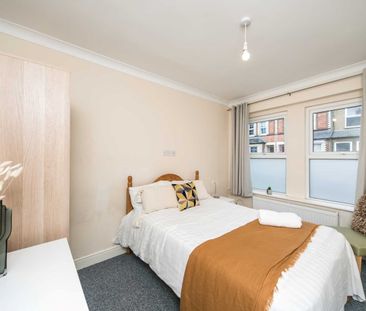 4 Bed Terraced House, Pitcroft Avenue, RG6 - Photo 6