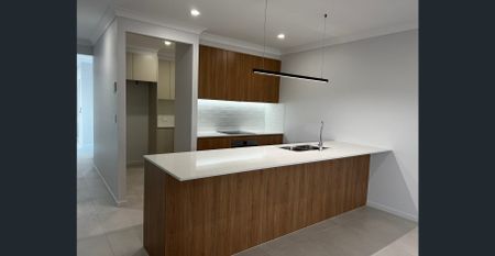 MODERN THREE BEDROOM TOWNHOUSE CLOSE TO HIGHWAY - Photo 5