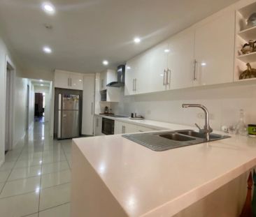 HUGE FURNISHED TOWNHOUSE - 3BR + 2BATH + ROOFTOP GARDEN! - Photo 5