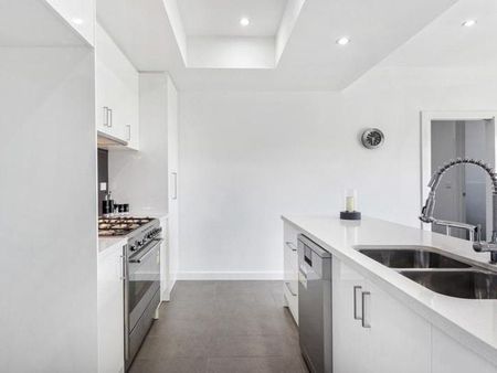 Spacious 4 bedroom family home - Photo 5