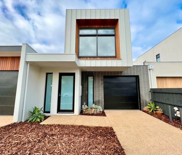 EXECUTIVE THREE BEDROOM TOWNHOUSE - Photo 2