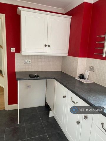 3 bedroom end of terrace house to rent - Photo 4