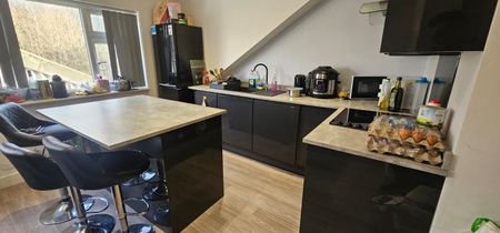 2 Bed - (F1) 78A Burley Road, Burley, LEEDS - LS3 1JP - Student - Photo 2