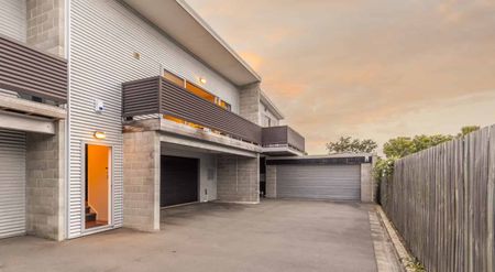 2 bed with double garage - Photo 5