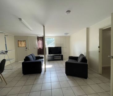 Large 6 Bedroom Split Level Home - Photo 3