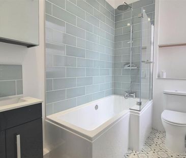 3 bedroom flat to rent - Photo 5