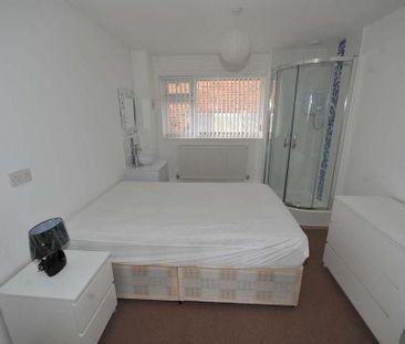 3 bedroom flat to rent - Photo 4