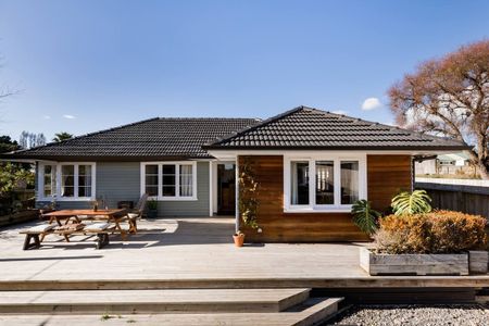 Cosy & Inviting 4-Bedroom Mid-Century Home – Fully Furnished - Photo 2