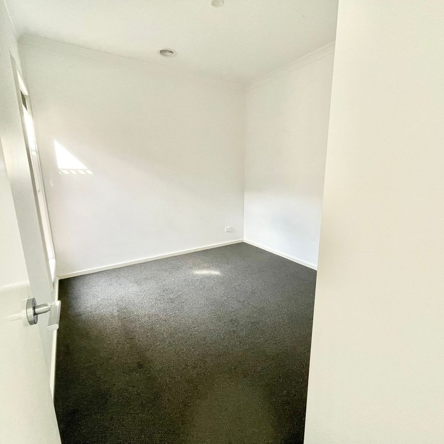 Contemporary Elegance in Deanside Estate - Perfect for Modern Living! - Photo 1