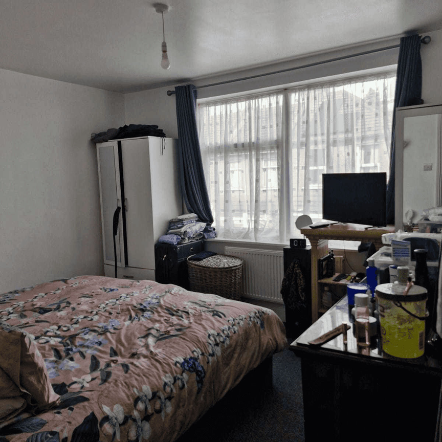 Hollybush Street, London, E13 - Photo 1