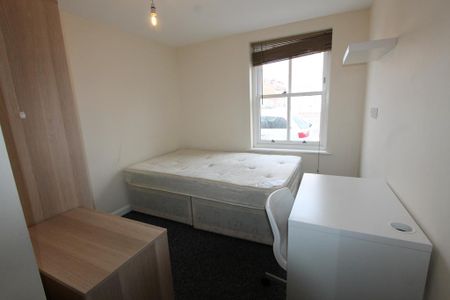 4 bedroom flat to rent - Photo 2