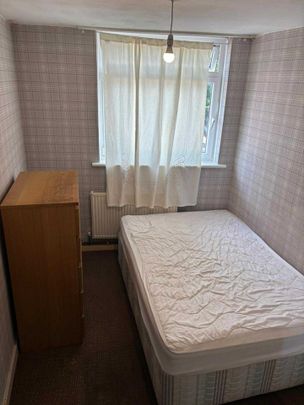 Room in a Shared Flat, York Road, SW11 - Photo 1
