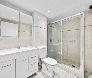 Beautifully Renovated Apartment ** Available 10/12/25 ** - Photo 6