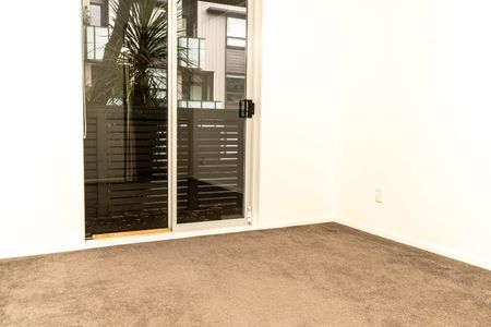 Charming Two-Level Townhouse for Rent! - Photo 2