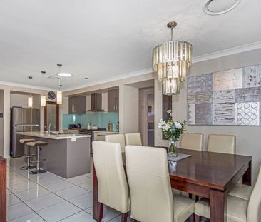 LARGE 4 BEDROOM FAMILY HOME WITH MEDIA ROOM, POOL AND SOLAR! - Photo 3