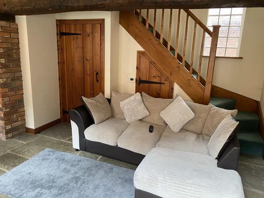 2 bedroom mews to rent - Photo 1