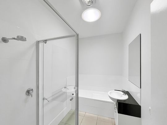 Modern 3-Bedroom Townhouse in Prime Location - Photo 1