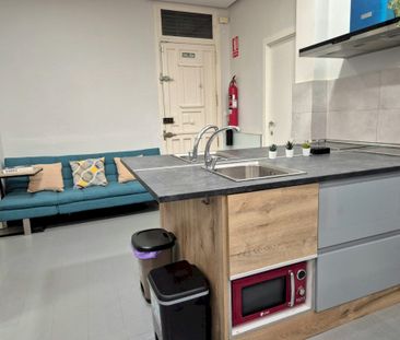 Comfortable and functional room with a private bathroom in the cent... - Photo 5