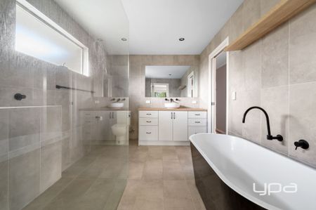 4 BEDROOM FAMILY HOME - Photo 4