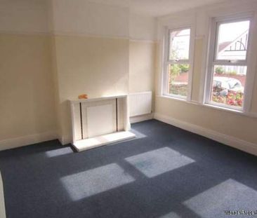 2 bedroom property to rent in Westcliff On Sea - Photo 2