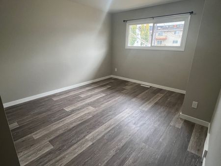 Small Pet Friendly, 2 Bedroom Duplex - Photo 5