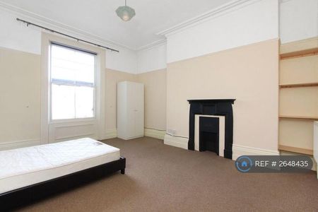 3 bedroom flat to rent - Photo 4