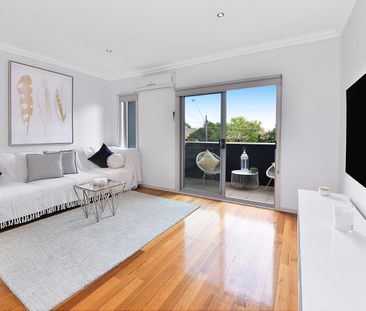 MODERN 2 BEDROOM TOWNHOUSE! - Photo 3