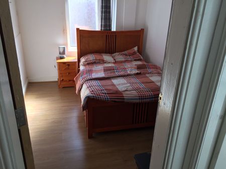 2 Bed Flat, Lansdowne Road, M8 - Photo 2