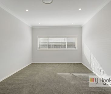 "SPACIOUS CONTEMPORARY FAMILY HOME" - Photo 3