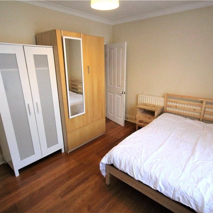 Kings Road, Egham, Surrey, TW20 9BN - Photo 1