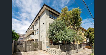 Bright & Spacious St Kilda Apartment - Photo 2