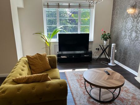 3 Bed Flat, Heathway Court, NW3 - Photo 2