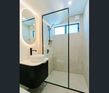 Fully renovated one bedroom apartment in great location - Photo 5