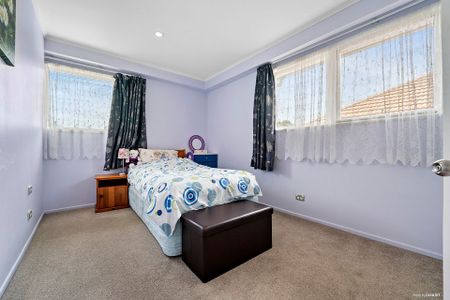 Beautiful and Spacious House in Ellerslie - Photo 3