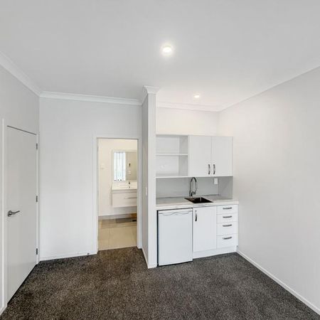 Immaculate townhouse with granny flat, solar & high spec finishes! - Photo 2