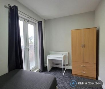 1 bedroom in a flat share to rent - Photo 2