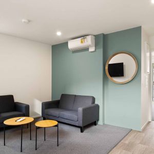 Modern, Furnished Apartment - Photo 2