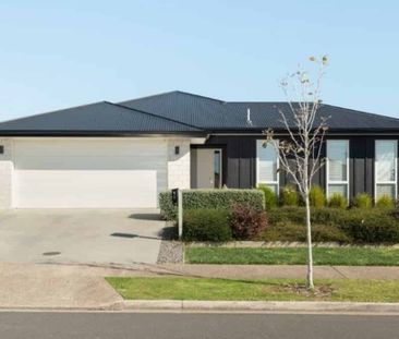 This stunning 4 bedroom, 2 bathroom house is now available for lease. - Photo 2