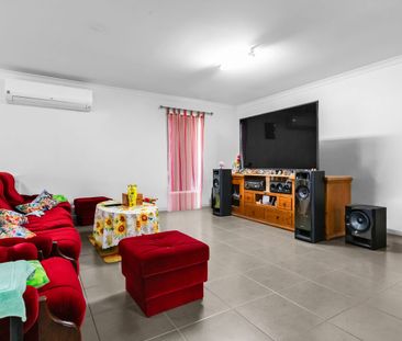 Modern 4 Bedroom Home - Photo 1