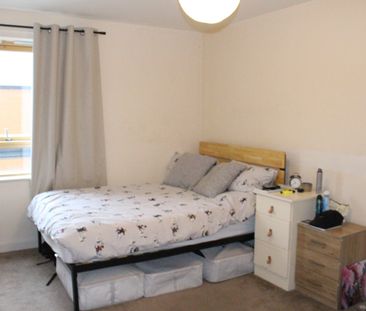2 Bed Flat, Cam Road, E15 - Photo 2