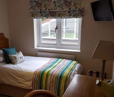 Former Hotel, now Contractor Accommodation, Ensuite Rooms by the We... - Photo 4