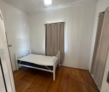 Queenslander in Convenient Location - Photo 3