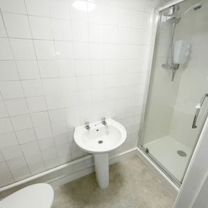 Studio Flat, Pavilion Parade, Brighton - Photo 2