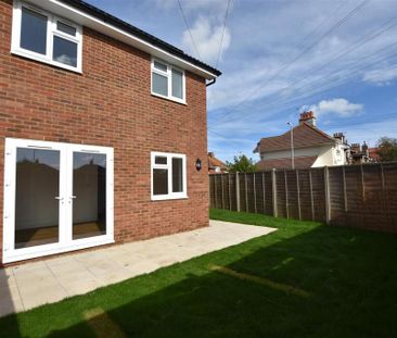 3 bedroom end of terrace house to rent - Photo 1