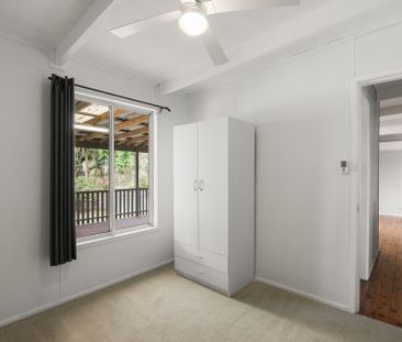 Spacious 3- Bedroom Family Home with Solar, Triple Garage & Waterfr... - Photo 4